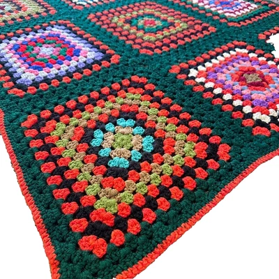Edredón de ganchillo multicolor hecho a mano de colección por la abuela 58"x 42" Cottagecore años 70 Foto 1 de 4