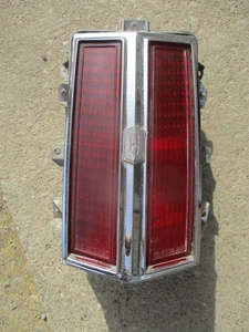 Lámpara trasera 77 Cutlass 4 puertas con barra vertical - Imagen 1 de 3