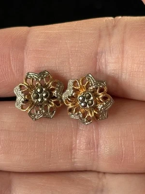 Pendientes con forma floral de 0,5 pulgadas. 2 tonificados con piedras de marcasita (7) Foto 1 de 3