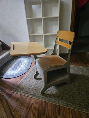 Mid Century Metal and Wood School Desk Foto 1 de 3