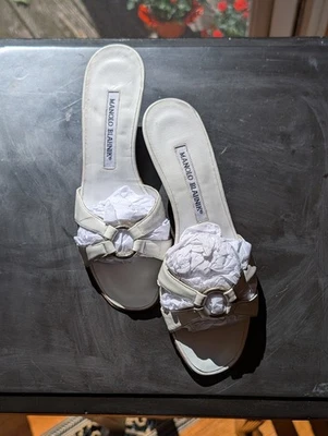 Sandalias Mula Manolo Blahnik Cuero Blanco | Barneys NY Hechas en Italia | Talla 35.5 Foto 1 de 4
