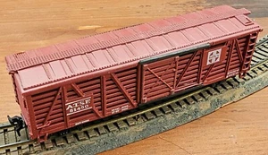 HO Carrozza bestiame Santa Fe A.T & S.F. 51450 Taiwan Rosso - Foto 1 di 2