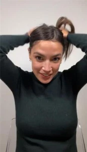 ALEXANDRIA OCASIO CORTEZ AOC ATAR EL CABELLO BRILLANTE PÓSTER IMPRESIÓN FOTOGRÁFICA ny 386 - Imagen 1 de 1