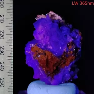 Fluorescent Fluorite cluster w/ Dogtooth Calcite & iridescent Goethite 253ct - Foto 1 di 9