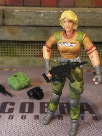 GI JOE ~ 2005 BOMBSTRIKE v1 ~ FEMALE TROOPER ~ & ORIGINAL ACCESSORIES SCARLETT Cover