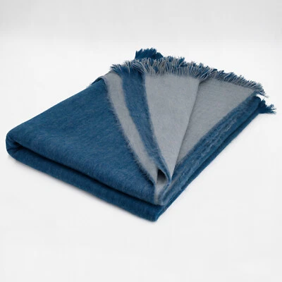 Acogedora manta REINA suave reversible de lana de alpaca con flecos - azul profundo/gris 98x69 pulgadas Foto 1 de 4