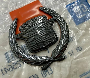 GM Cadillac Badge Laurel and Crest OEM - Imagen 1 de 3