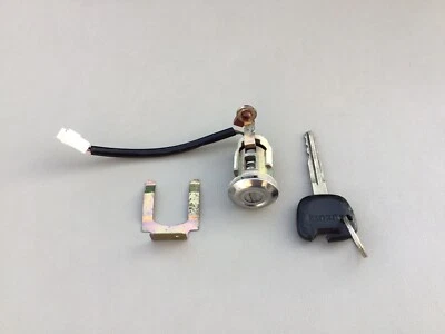 2004 Suzuki Grand Vitara Tailgate Swing Gate Door Power Lock & Key OEM - Image 1 of 4
