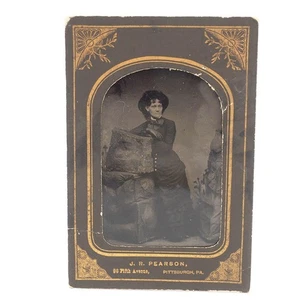 Antica fotografia in tinta unita uomo giovane donna in abito nero - Foto 1 di 3