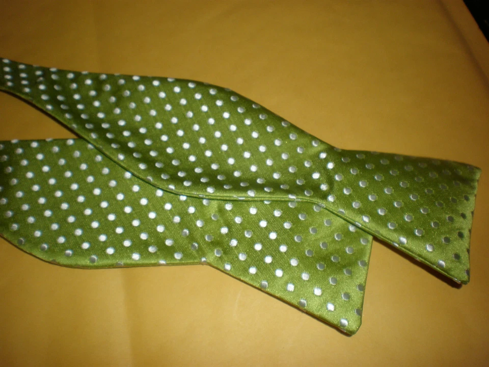 COUNTESS MARA GREEN & SILVER/WHITE BOW TIE NEW WITH TAG - Image 1 of 1