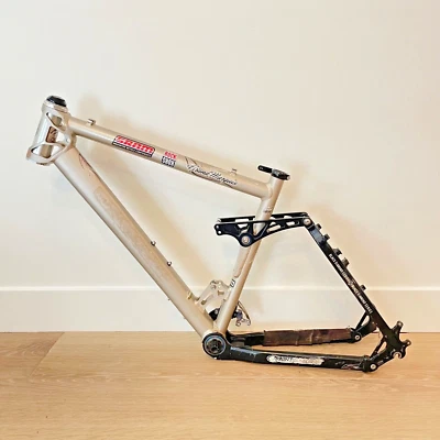 Рама для горного велосипеда Mongoose Grand Marquis с полной подвеской 18 дюймов дисковая сальса - Изображение 1 из 4