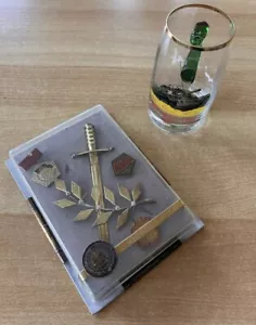 DDR NVA Ehrengeschenk 25 Jahre Dolch und Bierglas Panzer und Kfz- Dienst 1977 - Bild 1 von 5