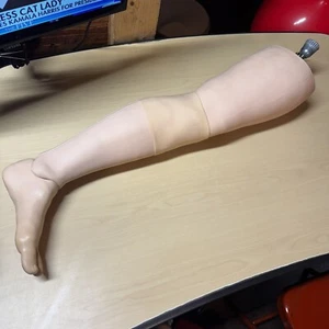 Maniquí Simulador de Entrenamiento Laerdol SimMan 3G Pierna Izquierda SOLO - Imagen 1 de 9