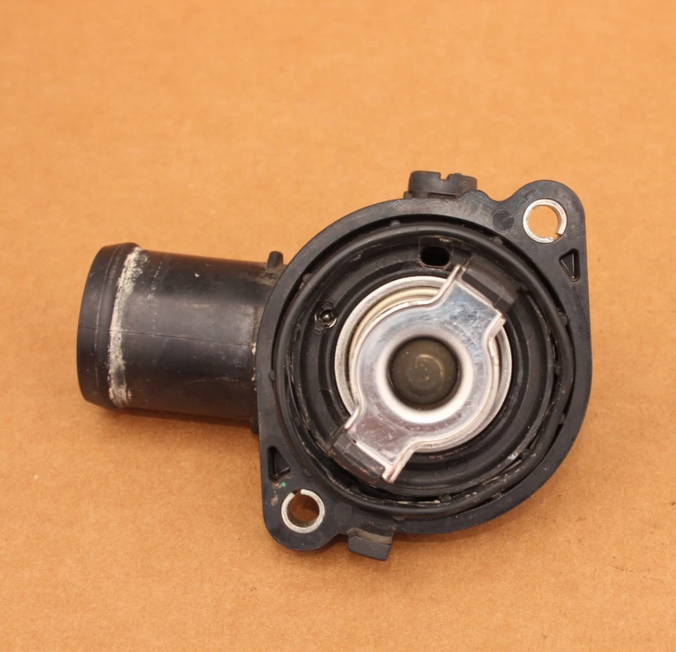 Carcasa termostato refrigerante motor Mopar fabricante de equipos originales Chrysler Dodge Ram 05184570 3,6 L Foto 1 de 3