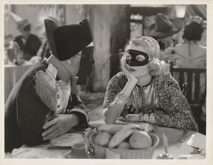 BED OF ROSES ORIGINAL STUDIO PHOTOGRAPH SEXY CONSTANCE BENNETT  1933 - Picture 1 of 2