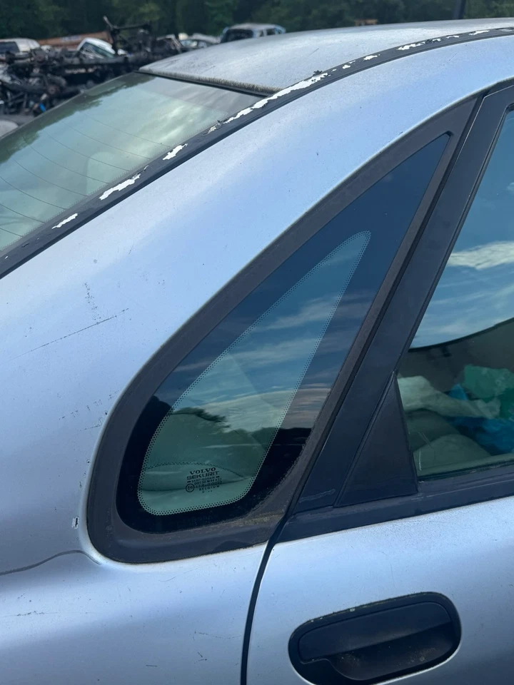 2000 - 2004 年沃尔沃 S40 右乘客侧四分之一窗玻璃原始设备制造商 — 第 1/1 张图片
