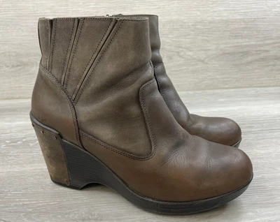 Botines de motociclista Dansko Faith para mujer de cuero marrón con cremallera lateral tachonada con cuña Foto 1 de 4