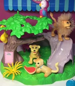 Vintage Kenner Littlest Pet Shop Lion Family Play Set Zoo Keep Me Safe Pets con ara - Foto 1 di 8