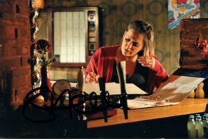 HOLLYOAKS: SUZANNE HALL 'SUZANNE ASHWORTH' SIGNED 6x4 ACTION PHOTO+COA - Picture 1 of 1