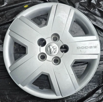 Dodge Avenger 2008-2010 16" tapacubos OEM P/N05272552AA Foto 1 de 4