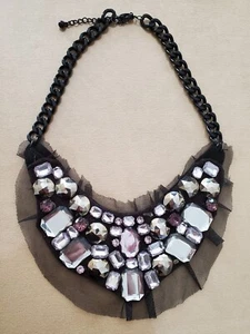IMPRESIONANTE COLLAR HECHO A MANO CON PEDRERÍA Y TELA NEGRA - Imagen 1 de 2