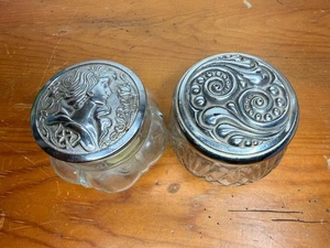 Paar Vintage Avon Glas Waschtischgläser Klarglas mit silberfarbenem Deckel leer - Bild 1 von 7