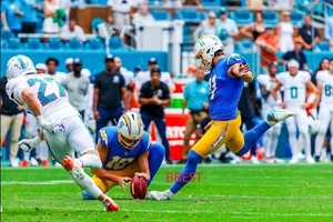 CARICABATTERIE CAMERON DICKER L.A. WIN 35YRD FG VS DELFINI 10/12/25 COLORE 8X10 - Foto 1 di 1