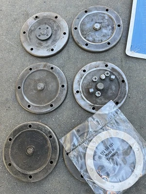 Uma placa de drenagem de óleo do motor Volkswagen VW Beetle Bug e junta de tampa de válvula - Imagem 1 de 2