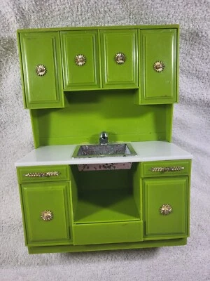 Fregadero de cocina de muebles para casa de muñecas Marx Little Hostess verde oliva  Foto 1 de 4