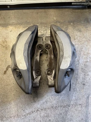 2019 Audi Q7 3.0t conjunto de pinça de freio dianteiro esquerda+direita Akebono fabricante de equipamento original - Imagem 1 de 4