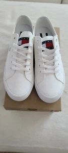 Neu Tommy Hilfiger Damen Gr. 9,5 einfarbig weiß Canvas Tennisschuhe - Bild 1 von 2