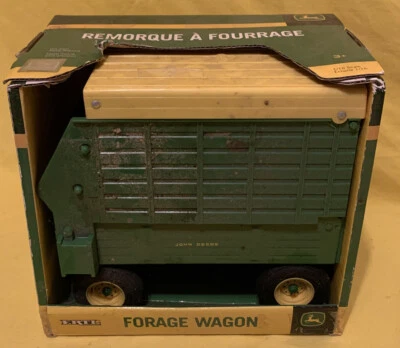 ERTL John Deere 1:16 Scale Jhon Deere Forage Wagon Damaged box and dirty - Image 1 of 4