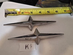 (2) VINTAGE 1957 58 PONTIAC STAR CHIEF QUARTER PANEL STAR EMBLEM OEM 4720148... - Bild 1 von 5