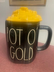 Taza de café Rae Dunn taza olla O' dorada con tapa negra día de San Patricio NUEVO - Imagen 1 de 1