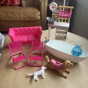 Barbie lotto mobili misti frigorifero vanità salotto sedie vasca bagno divano cani - Foto 1 di 7