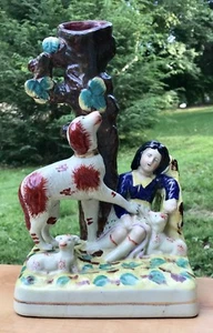 Jarrón acanalado de porcelana Staffordshire Boy & Spaniel perro con cachorros - Imagen 1 de 5