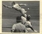 1985 Press Photo Tim Teufel Stretches For Ball As Ernest Riles Slides To Second