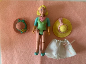 VINTAGE FISHER PRICE LOVING FAMILY DOLLHOUSE MOM / SKIRT / 2 HATS - Picture 1 of 1