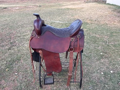 Sillín Tucker Endurance asiento 19 pulgadas.  Guardado en interiores. . . cuidado Foto 1 de 4