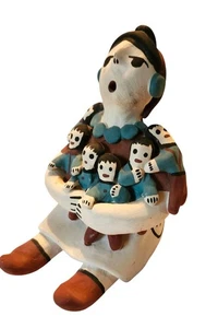 Bambola narratore Pueblo nativi americani con 6 bambini ceramica firmata - Foto 1 di 9