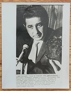 Tom Vance kündigt NFL Player's Strike möglich Football Pressefoto 1968 an - Bild 1 von 1