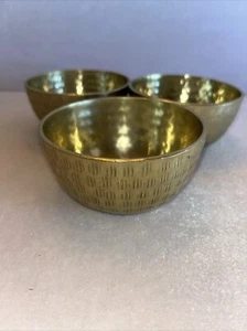 Antiguo pequeño cuenco redondo para servir aperitivos de frutas martillado a mano de metal dorado - Imagen 1 de 13