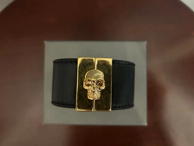 Punho de couro preto ALEXANDER McQUEEN com ferragens/caveira douradas - Imagem 1 de 4