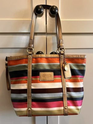 Auténtico bolso de mano Coach Legacy de satén y cuero a rayas  Foto 1 de 4