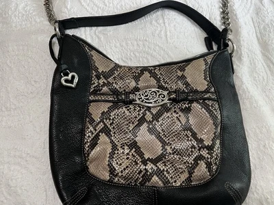 Bolso de mano Brighton de cuero negro y pitón sintético con asa superior piel de serpiente Foto 1 de 4