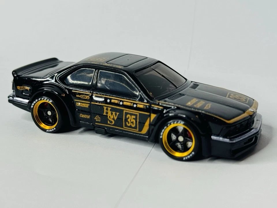 BMW 635 CSI negro Hot Wheels WICKED con llantas de aleación, pilotos reales/frenos de carrera Foto 1 de 4