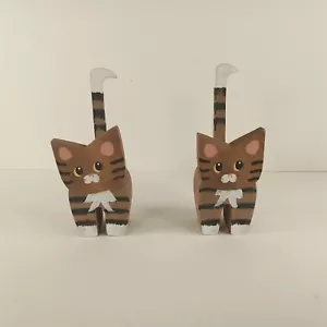2 Mini Figure Carine A Tema Animale Cattivo Gatto Dipinto Marrone Decorazioni - Foto 1 di 7
