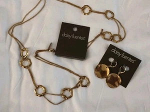 Daisy Fuentes gehämmert Kreis goldfarben Halskette 34" passende Hebel Rücken Ohrringe - Bild 1 von 11