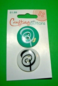 CRAFTING with BUTTONS 1" LETTER "Q" GREEN & WHITE 1 CARD=2 BUTTONS Lot C24 - Picture 1 of 1