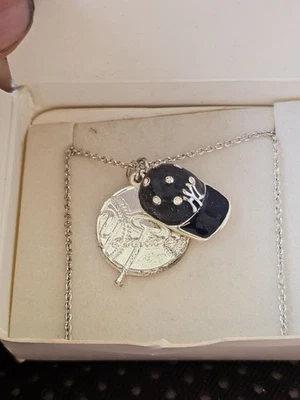 Avon New York Yankees Baseball Necklace With Hat Pendant In Excellent Condition  - Image 1 of 4